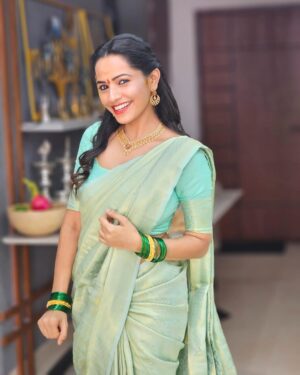 Shobha Shetty Instagram - Family ❤️
.
Outfit @naa_maguva 
.
#family#love#unconventional#mood#sareelove#