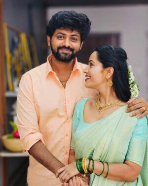 Shobha Shetty Instagram - Family ❤️
.
Outfit @naa_maguva 
.
#family#love#unconventional#mood#sareelove#