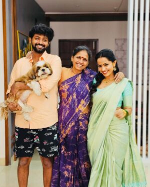 Shobha Shetty Instagram - Family ❤️
.
Outfit @naa_maguva 
.
#family#love#unconventional#mood#sareelove#