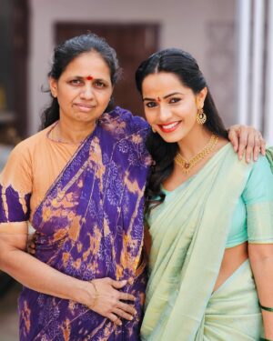 Shobha Shetty Instagram - Family ❤️
.
Outfit @naa_maguva 
.
#family#love#unconventional#mood#sareelove#
