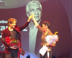 Shohreh Aghdashloo Instagram - Last Thursday, I had the honor of being with my fellow compatriots and the pleasure of speaking with Jian Ghomeshi, the founder of Roque Media and podcast, while receiving a trophy designed by Soheyl Bastami. Thank you all, especially the volunteers, for making it such a memorable night. 🙏🏼❤️

پنجشنبه گذشته در تورنتو این افتخار را داشتم که در کنار هموطنانم حضور داشته باشم و با دریافت جایزه طراحی شده توسط سهیل بسطامی، با ژیان قمشی، بنیانگذار رسانه و پادکست روک گفتگو کنم.