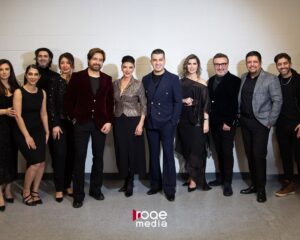 Shohreh Aghdashloo Instagram - Last Thursday, I had the honor of being with my fellow compatriots and the pleasure of speaking with Jian Ghomeshi, the founder of Roque Media and podcast, while receiving a trophy designed by Soheyl Bastami. Thank you all, especially the volunteers, for making it such a memorable night. 🙏🏼❤️

پنجشنبه گذشته در تورنتو این افتخار را داشتم که در کنار هموطنانم حضور داشته باشم و با دریافت جایزه طراحی شده توسط سهیل بسطامی، با ژیان قمشی، بنیانگذار رسانه و پادکست روک گفتگو کنم.
