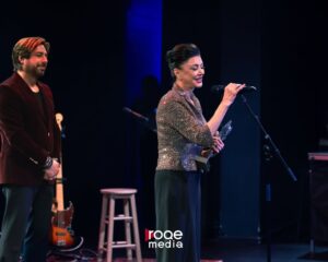 Shohreh Aghdashloo Instagram - Last Thursday, I had the honor of being with my fellow compatriots and the pleasure of speaking with Jian Ghomeshi, the founder of Roque Media and podcast, while receiving a trophy designed by Soheyl Bastami. Thank you all, especially the volunteers, for making it such a memorable night. 🙏🏼❤️

پنجشنبه گذشته در تورنتو این افتخار را داشتم که در کنار هموطنانم حضور داشته باشم و با دریافت جایزه طراحی شده توسط سهیل بسطامی، با ژیان قمشی، بنیانگذار رسانه و پادکست روک گفتگو کنم.