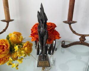 Shohreh Aghdashloo Instagram - Last Thursday, I had the honor of being with my fellow compatriots and the pleasure of speaking with Jian Ghomeshi, the founder of Roque Media and podcast, while receiving a trophy designed by Soheyl Bastami. Thank you all, especially the volunteers, for making it such a memorable night. 🙏🏼❤️

پنجشنبه گذشته در تورنتو این افتخار را داشتم که در کنار هموطنانم حضور داشته باشم و با دریافت جایزه طراحی شده توسط سهیل بسطامی، با ژیان قمشی، بنیانگذار رسانه و پادکست روک گفتگو کنم.