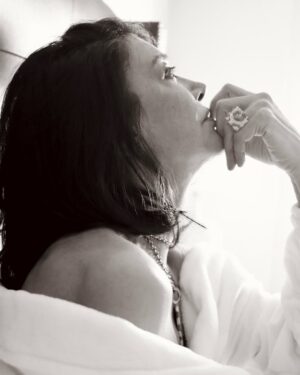 Shohreh Aghdashloo Instagram - It was a joy to speak with Tina Turnbow from @the.baremag during my time in NYC, just before stepping onto the runway for the National Wear Red Day fashion show. We discussed my passion for storytelling, the enduring power of theater, and the responsibility of using my voice for meaningful change. Read the full interview by following the link in the story.

‎صحبت کردن با “مجله آشکار” در زمان اقامتم در شهر نیویورک، درست قبل از شرکت در نمایش مد روز ملی پوشیدن قرمز، خوشحالم. در مورد علاقه من به قصه گویی، قدرت ماندگار تئاتر و مسئولیت استفاده از صدایم برای مردم ایران صحبت کردیم.

💎: @alexsoldierjewelry 
📷💄: @tina_turnbow 

#flashbackfriday