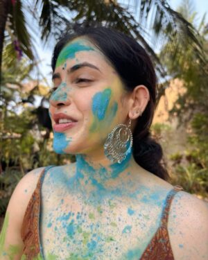 Shruthi Prakash Instagram - Happy vaala holiii❤️✨

Band @trippyanka 

#shrutiprakash #holi #goa #colors #loveislove #vibe #spirituality #energies #auras