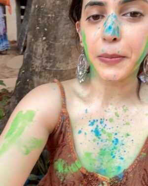 Shruthi Prakash Instagram - Happy vaala holiii❤️✨

Band @trippyanka 

#shrutiprakash #holi #goa #colors #loveislove #vibe #spirituality #energies #auras