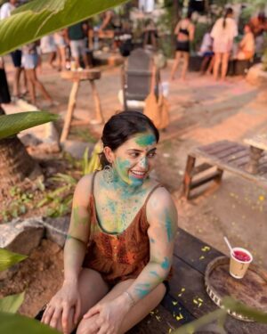 Shruthi Prakash Instagram - Happy vaala holiii❤️✨

Band @trippyanka 

#shrutiprakash #holi #goa #colors #loveislove #vibe #spirituality #energies #auras