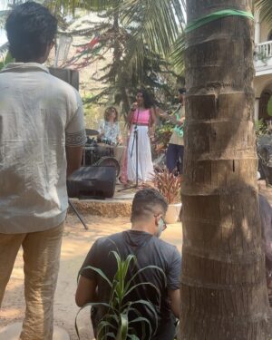 Shruthi Prakash Instagram - Happy vaala holiii❤️✨

Band @trippyanka 

#shrutiprakash #holi #goa #colors #loveislove #vibe #spirituality #energies #auras