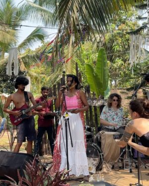 Shruthi Prakash Instagram - Happy vaala holiii❤️✨

Band @trippyanka 

#shrutiprakash #holi #goa #colors #loveislove #vibe #spirituality #energies #auras