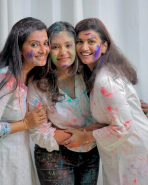 Shruthi Raj Instagram - Holi celebrations 🥳🎉 
Wishing you all a Happy Holi 💐🥰❤️
@iamsruthiraj @sruthi_shanmuga_priya @sitara_chintala
