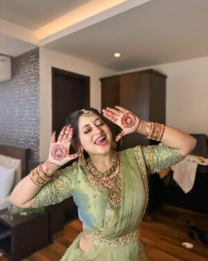 Shruthi Ramesh Instagram - Chikki to be🙈🥰✨

Mua: @makeupbyshruthiramesh 
Designer: @dt_bridalstudio