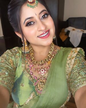 Shruthi Ramesh Instagram - Chikki to be🙈🥰✨

Mua: @makeupbyshruthiramesh 
Designer: @dt_bridalstudio
