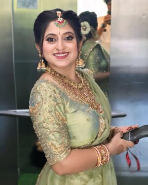 Shruthi Ramesh Instagram - Chikki to be🙈🥰✨

Mua: @makeupbyshruthiramesh 
Designer: @dt_bridalstudio
