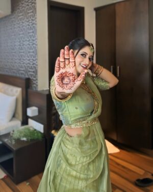 Shruthi Ramesh Instagram - Chikki to be🙈🥰✨

Mua: @makeupbyshruthiramesh 
Designer: @dt_bridalstudio