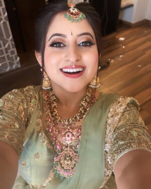 Shruthi Ramesh Instagram - Chikki to be🙈🥰✨

Mua: @makeupbyshruthiramesh 
Designer: @dt_bridalstudio