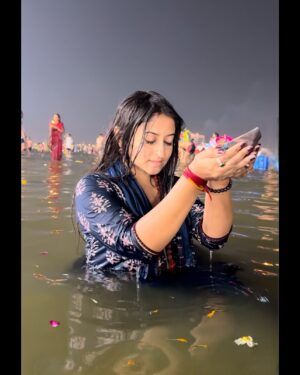 Shruthi Ramesh Instagram - Maha kumbh mela🔱🚩

Took a holy dip on Maha Shivaratri 
Where the three rivers meet, the soul awakens.
Ganga’s purity, Yamuna’s devotion, and Saraswati’s wisdom
Worlds largest human gathering on earth after 144 years✨
Once in a lifetime experience so happy that i made it❤️
My heart is full 🥹
Hara Hara Gange Namah Shivaya🔱🙏🏻📿

#mahakumbh #trivenisangam #prayagraj #grateful #blessed #haraharamahadev