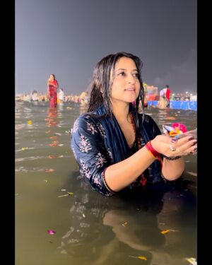 Shruthi Ramesh Instagram - Maha kumbh mela🔱🚩

Took a holy dip on Maha Shivaratri 
Where the three rivers meet, the soul awakens.
Ganga’s purity, Yamuna’s devotion, and Saraswati’s wisdom
Worlds largest human gathering on earth after 144 years✨
Once in a lifetime experience so happy that i made it❤️
My heart is full 🥹
Hara Hara Gange Namah Shivaya🔱🙏🏻📿

#mahakumbh #trivenisangam #prayagraj #grateful #blessed #haraharamahadev