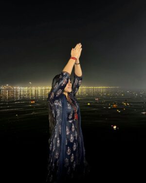 Shruthi Ramesh Instagram - Maha kumbh mela🔱🚩

Took a holy dip on Maha Shivaratri 
Where the three rivers meet, the soul awakens.
Ganga’s purity, Yamuna’s devotion, and Saraswati’s wisdom
Worlds largest human gathering on earth after 144 years✨
Once in a lifetime experience so happy that i made it❤️
My heart is full 🥹
Hara Hara Gange Namah Shivaya🔱🙏🏻📿

#mahakumbh #trivenisangam #prayagraj #grateful #blessed #haraharamahadev