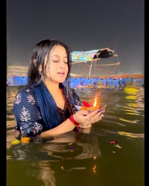 Shruthi Ramesh Instagram - Maha kumbh mela🔱🚩

Took a holy dip on Maha Shivaratri 
Where the three rivers meet, the soul awakens.
Ganga’s purity, Yamuna’s devotion, and Saraswati’s wisdom
Worlds largest human gathering on earth after 144 years✨
Once in a lifetime experience so happy that i made it❤️
My heart is full 🥹
Hara Hara Gange Namah Shivaya🔱🙏🏻📿

#mahakumbh #trivenisangam #prayagraj #grateful #blessed #haraharamahadev