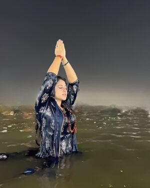 Shruthi Ramesh Instagram - Maha kumbh mela🔱🚩

Took a holy dip on Maha Shivaratri 
Where the three rivers meet, the soul awakens.
Ganga’s purity, Yamuna’s devotion, and Saraswati’s wisdom
Worlds largest human gathering on earth after 144 years✨
Once in a lifetime experience so happy that i made it❤️
My heart is full 🥹
Hara Hara Gange Namah Shivaya🔱🙏🏻📿

#mahakumbh #trivenisangam #prayagraj #grateful #blessed #haraharamahadev