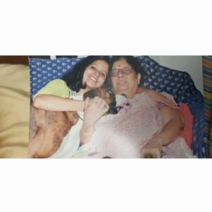 Shubha Poonja Instagram - ಅಮ್ಮ ನನ್ನ ನೀನು ಯಾಕೆ ಬಿಟ್ಟು ಹೋದೆ ನೀನು ಇಲ್ಲದೆ ನನಗೆ ಜೀವನವಿಲ್ಲ ನಿನ್ನ ಬಿಟ್ಟು ನನಗೆ ಬದುಕಕ್ಕೆ ಬರೋದು ಇಲ್ಲ 24 ಗಂಟೆ ನಿನ್ನ ಜೊತೇನೆ ಇರುತ್ತಿದ್ದೆ ಈಗ ನಾನು ಏನು ಮಾಡಲಿ ಎಲ್ಲಿ ಹೋಗಲಿ ಯಾರಿಗೋಸ್ಕರ ವಾಪಸ್ ಮನೆಗೆ ಬರಲಿ ನೀನು ನನ್ನ ಯಾಕೆ ಬಿಟ್ಟು ಹೋದೆ ನನ್ನ ಇಡೀ ಜೀವನಕ್ಕೆ ಅರ್ಥವಿಲ್ಲದೆ ಆಯ್ತು ನನ್ನ ಇಡೀ ಜೀವನವೇ ನೀನಾಗಿದ್ದೆ ನನ್ನ ಯಾಕೆ ಬಿಟ್ಟು ಹೋದೆ
I lost my mother on 6th march.. one day back... my life was revolving only around her.. she was my life.. whatever I did it was only around her.. today I stand devastated broken beyond repair.. I cannot imagine a life without her .. my life has absolutely zero meaning without her .. my heart is broken into a million pieces .. because my mom is everything....my life will.never be the same .. and I can never be the same.. my smile is lost mommy...