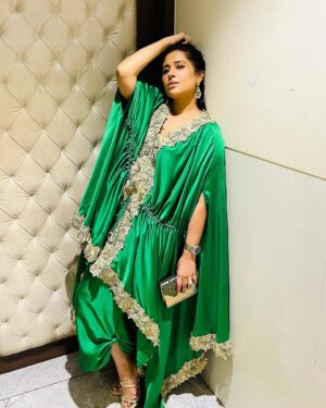 Shubhaavi Choksey Instagram - Tried this green colour for the first time … 
Thank you for clicking these shaney ❤️
#newoutfit #indowestern #mystyle