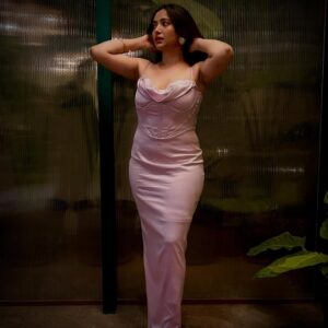 Shweta Basu Prasad Instagram - And it’s streaming! Oops ab kya!? @jiohotstar 
.
.
.
Stylist @anokha_ann 
📸 @priyeshaknair 
👗 @ksonchhatraa