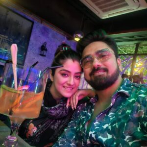 Shweta Bhattacharya Instagram - একটা মাস বিয়ের হল,  তাই একটু বউ এর সাথে খাওয়া দাওয়া না করলে হয় নাকি ?
#restaurant #food #music #celebration #fun