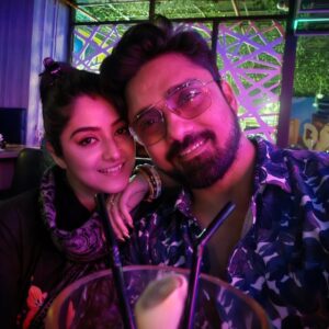Shweta Bhattacharya Instagram - একটা মাস বিয়ের হল,  তাই একটু বউ এর সাথে খাওয়া দাওয়া না করলে হয় নাকি ?
#restaurant #food #music #celebration #fun