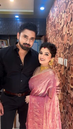 Shweta Bhattacharya Instagram - #sonarsansar2025 
@bhattacharya.sweta21  @rubel.official 
Styled by @rudra_saha_official (sweta ) 
Makeup @ripika_das 
Hair @puspa_banik_2016 
Saree @pranakshi_jwellry_saree 
Blouse @biki_couture 
Earrings @chaturanga_thejewelstory 

#swetamoubhattacharya  #rubeldas #maa #rudrasaha #zeebangla #kolkata #swetarubel