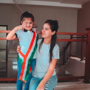 Shweta Sood Instagram - On the occasion of 78th Independence Day, let us salute our brave soldiers protecting us on the borders.

P.S. Second Picture is from the last Year! 🧿
.
.
.

#78thindependanceday🇮🇳🇮🇳❤️ #independencedayindia #shwetasood #AnayaSood  #punjabibrizzle 💓