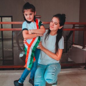 Shweta Sood Instagram - On the occasion of 78th Independence Day, let us salute our brave soldiers protecting us on the borders.

P.S. Second Picture is from the last Year! 🧿
.
.
.

#78thindependanceday🇮🇳🇮🇳❤️ #independencedayindia #shwetasood #AnayaSood  #punjabibrizzle 💓