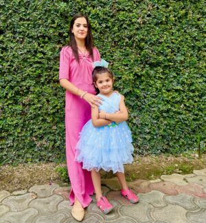 Shweta Sood Instagram - Here is a late birthday post! 🧿💙🧿💙🧿💙🧿💙
.
#Anayasood #shwetasood #punjabibrizzle 💕

[birthday, Birthday Post , summer, #pink #pinklove #fam]
