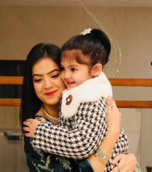 Shweta Sood Instagram - Photo dump from Thursday! 💙🧿💙🧿💙
.
.
#AnayaSood #ShwetaSood #PunjabiBrizzle 💕