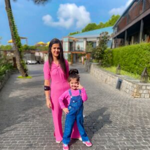 Shweta Sood Instagram - Morning Fam! 💙🧿💙🧿💙
.
.
.
.
.
#AnayaSood #shwetasood #punjabibrizzle 💕
.
.
.
#potd #ootd #cuteness #momlife 💕