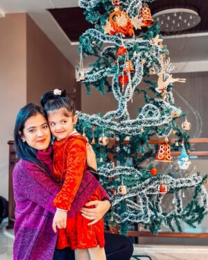 Shweta Sood Instagram - Wishing you a season full of light and laughter for you and your family. Merry Christmas! 🎅🏻🎄🧿💙
.
#christmas #christmas2023