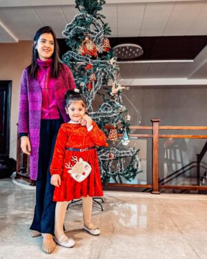 Shweta Sood Instagram - Wishing you a season full of light and laughter for you and your family. Merry Christmas! 🎅🏻🎄🧿💙
.
#christmas #christmas2023