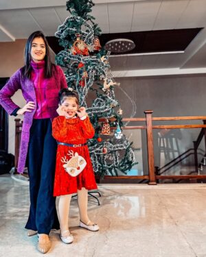 Shweta Sood Instagram - Wishing you a season full of light and laughter for you and your family. Merry Christmas! 🎅🏻🎄🧿💙
.
#christmas #christmas2023