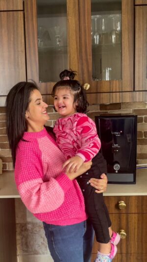 Shweta Sood Instagram - Livpure Smart is a part of our lives and it’s totally hassle free. For more details check the link in my bio.
.
@livpuresmart 
#TheSmartMove #LivpureSmart #happyhydrating #purifiedwater #healthandwellness
.
.
. 
..
.
#reeloftheday #babygirl #momblogger #babymom 
#brizzlexlivpuresmart #punjabibrizzle 💕