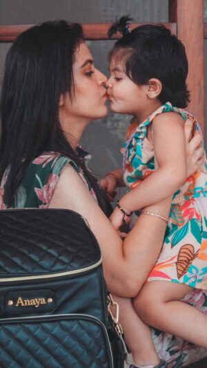 Shweta Sood Instagram - Shooting with a baby Expectation v/s Reality! 💙🧿💙
.
Diaper Bag by @babyjalebi 
.
#AnayaSood #shwetasood #punjabibrizzle 💕
.
.
.
.
.
.
.
.
.
.
.
.
.
.

#trending #trendingreels #trendingsongs #explorepage #trendingaudio #trenidngnow #montessori #montessoriindia #toddler #babygirl #parenting #momblogger #love #sunday #punjabi