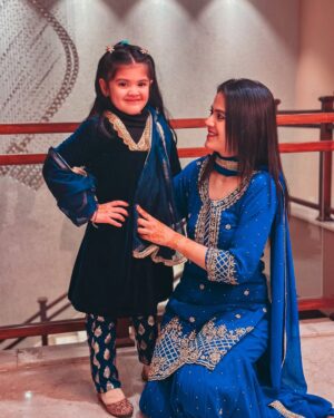 Shweta Sood Instagram - Happy Weekend Fam! 💙🧿💙
.
#AnayaSood #ShwetaSood #PunjabiBrizzle 💕
