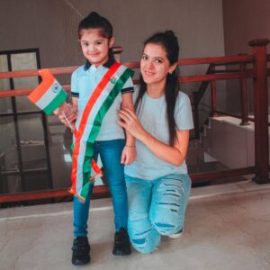 Shweta Sood Instagram - On the occasion of 78th Independence Day, let us salute our brave soldiers protecting us on the borders.

P.S. Second Picture is from the last Year! 🧿
.
.
.

#78thindependanceday🇮🇳🇮🇳❤️ #independencedayindia #shwetasood #AnayaSood  #punjabibrizzle 💓