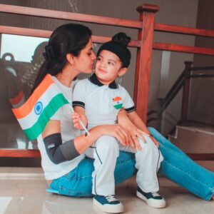Shweta Sood Instagram - On the occasion of 78th Independence Day, let us salute our brave soldiers protecting us on the borders.

P.S. Second Picture is from the last Year! 🧿
.
.
.

#78thindependanceday🇮🇳🇮🇳❤️ #independencedayindia #shwetasood #AnayaSood  #punjabibrizzle 💓