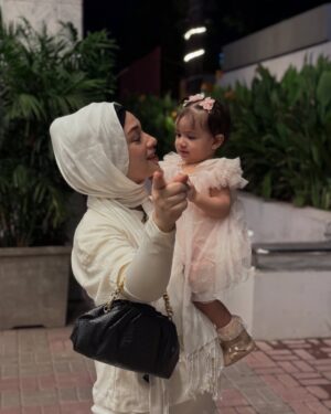 Sidra Batool Instagram - Happy woman’s Day to all the woman out there. Fight for your right, for yourself and always be there for another women don’t be a reason behind hurting or pulling another woman down. 

Happy Woman’s Day!