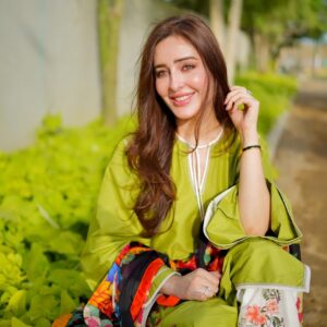 Sidra Niazi Instagram - 👗 @jugnulahore  @hussainrehar.official 🍃🌺