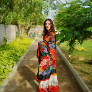 Sidra Niazi Instagram - 👗 @jugnulahore  @hussainrehar.official 🍃🌺