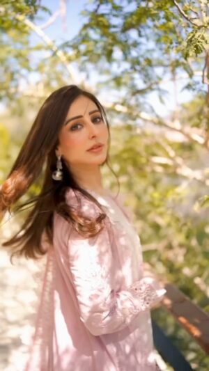 Sidra Niazi Instagram - 🩷

👗 @nurehofficial 
Jwelery @ayeshaccessories