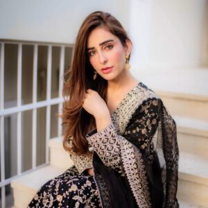 Sidra Niazi Instagram - X @haseensofficial 

currently obsessing over my haseen jora from @haseensofficial & k-town’s cold breeze 🪄🪞🖤 
Shop my look from www.haseensofficial.com on UPTO 50% off now 🖤

PR: @stylebykiranraza 
📸: @wedding.wizards 

#myhaseenjora