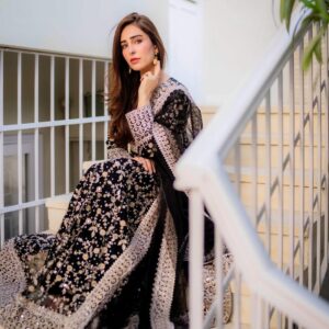 Sidra Niazi Instagram - X @haseensofficial 

currently obsessing over my haseen jora from @haseensofficial & k-town’s cold breeze 🪄🪞🖤 
Shop my look from www.haseensofficial.com on UPTO 50% off now 🖤

PR: @stylebykiranraza 
📸: @wedding.wizards 

#myhaseenjora